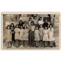 Foto di classe nel cortile del Campo Profughi di Lucca, piazza del Collegio, 1951