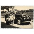 Famiglia di profughi giulano-dalmati a bordo di una Topolino