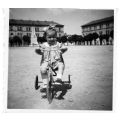 Bambina gioca nel cortile del campo, Caserma Passalacqua, Tortona, 1950