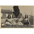 Casermette di Borgo San Paolo, Torino, 25 giugno 1950: foto di gruppo all'esterno del campo profughi