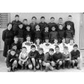 Una classe posa per la foto di gruppo davanti a una baracca della scuola, Villaggio di Santa Caterina, Torino, 1958