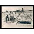 Scavazione di un pozzo con l'aiuto di  personale libico, Villaggio Garibaldi (Libia), 1955