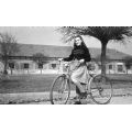 Casermette di Borgo San Paolo, Torino, 1952. Ragazza in bicicletta