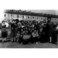 Foto di gruppo. Donne e bambini nel cortile della Caserma Perrone, inizio anni Cinquanta